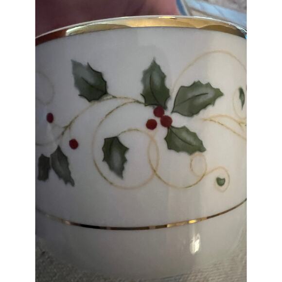 RARE Christmas Holiday Vine Fine for 8 Dinnerware Plates Cups Saucers Bowls - Picture 13 of 16